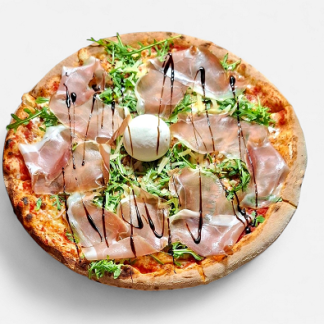Pizza s paršutom, burrato in rukolo